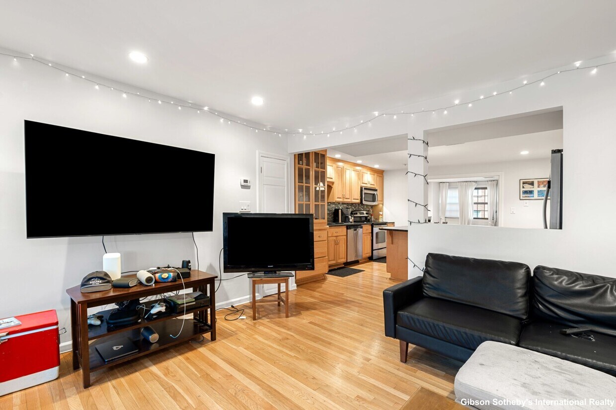 Primary Photo - 137 W 3rd St