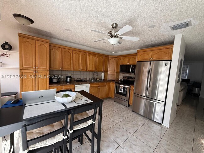 Foto del edificio - 7055 NW 173rd Dr