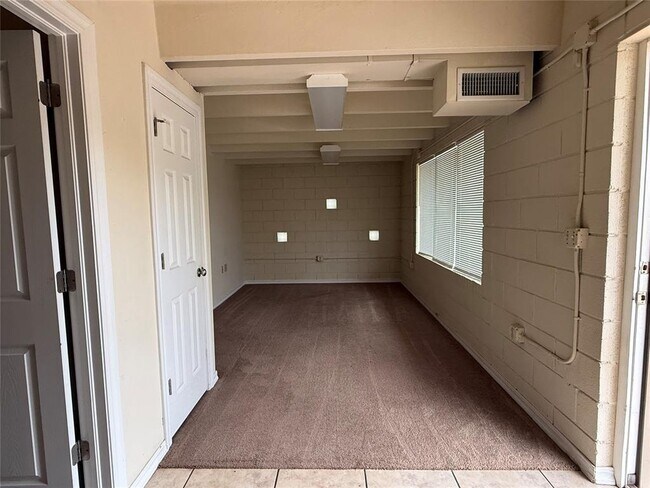 Foto del edificio - 729 E Commerce St