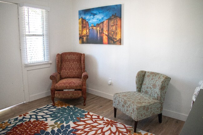 Foto del edificio - 2115 N Raymond Ave