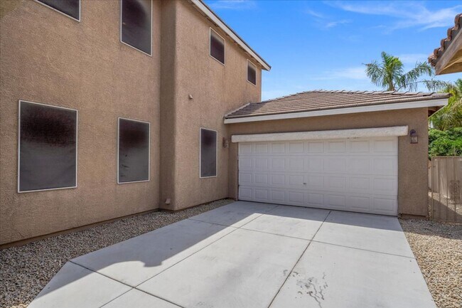 Building Photo - Beautiful 4 bedroom home with open floor p...
