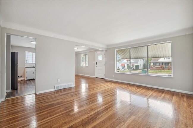 Foto del edificio - 5339 Elmwood Ave
