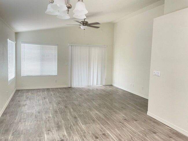 Foto del edificio - Full remodel, be the first to live in this Beauty, 3 bed /2 bath home in Clemente Ranch