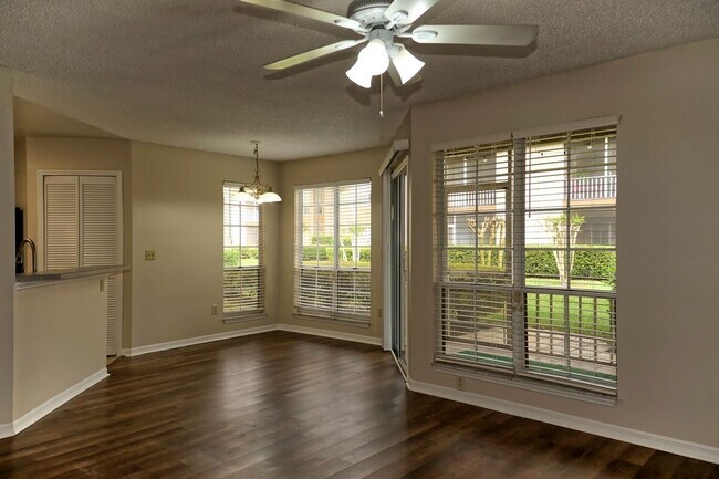 Building Photo - 2 Bed / 2 Bath 1st Floor, Condo in Townes ...