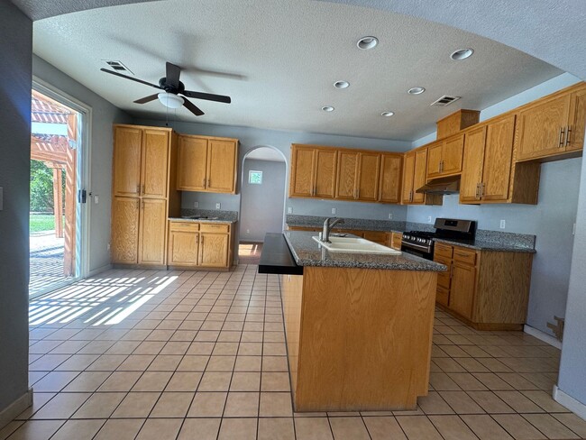 Building Photo - Great Location! 5BD and 3BA in a desirable North Stockton