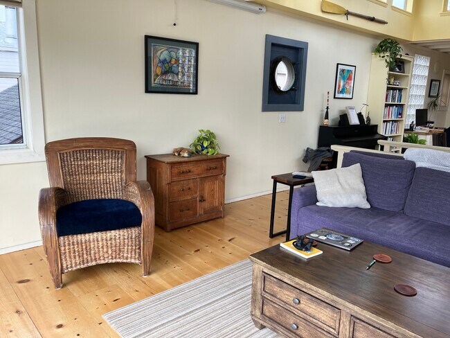 Living room - 60 Issaquah Dock