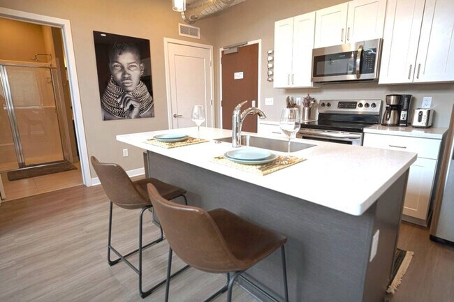 Building Photo - 625 S Goodman St