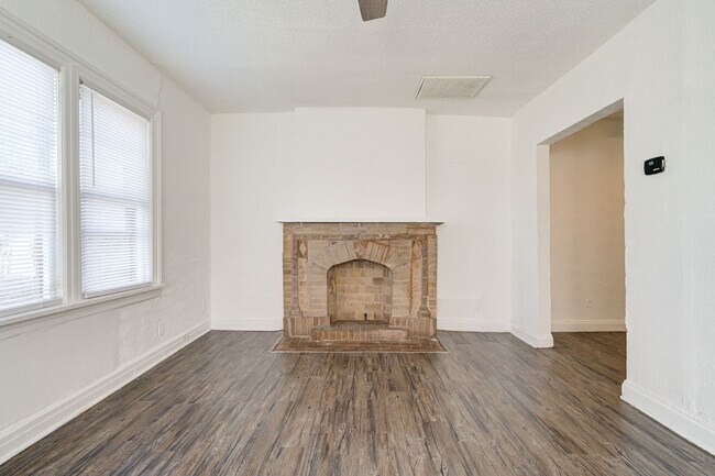 Foto del edificio - Move In Special for Adorable 2BD/1BTH Home...