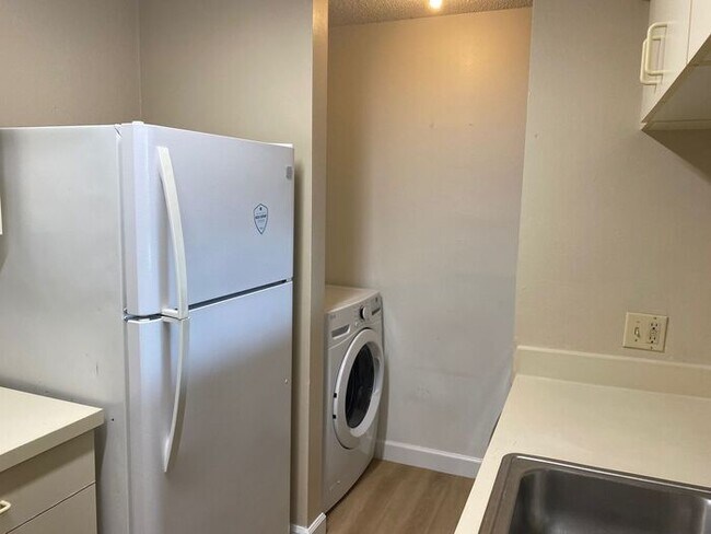 Building Photo - MOVE-IN SPECIAL!!!Charming 1-Bedroom Condo...