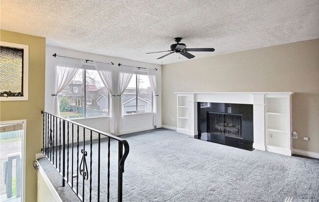 Building Photo - Updated 4 bed with huge lot