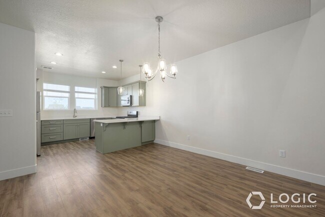 Building Photo - Beautiful New Townhome!