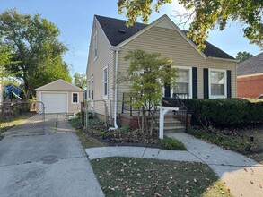Building Photo - 2428 Oakshire Ave