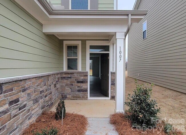 Foto del edificio - 1007 Maylen Trce