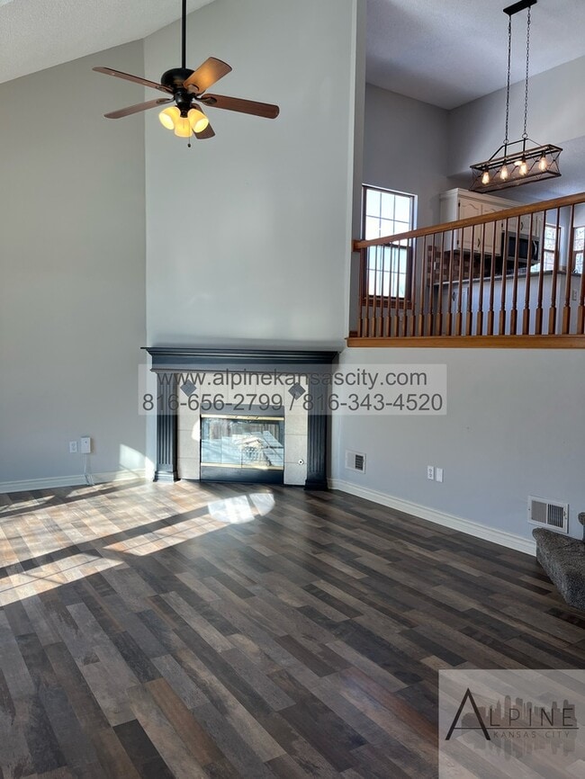 Building Photo - Beautiful California Split in Platte County