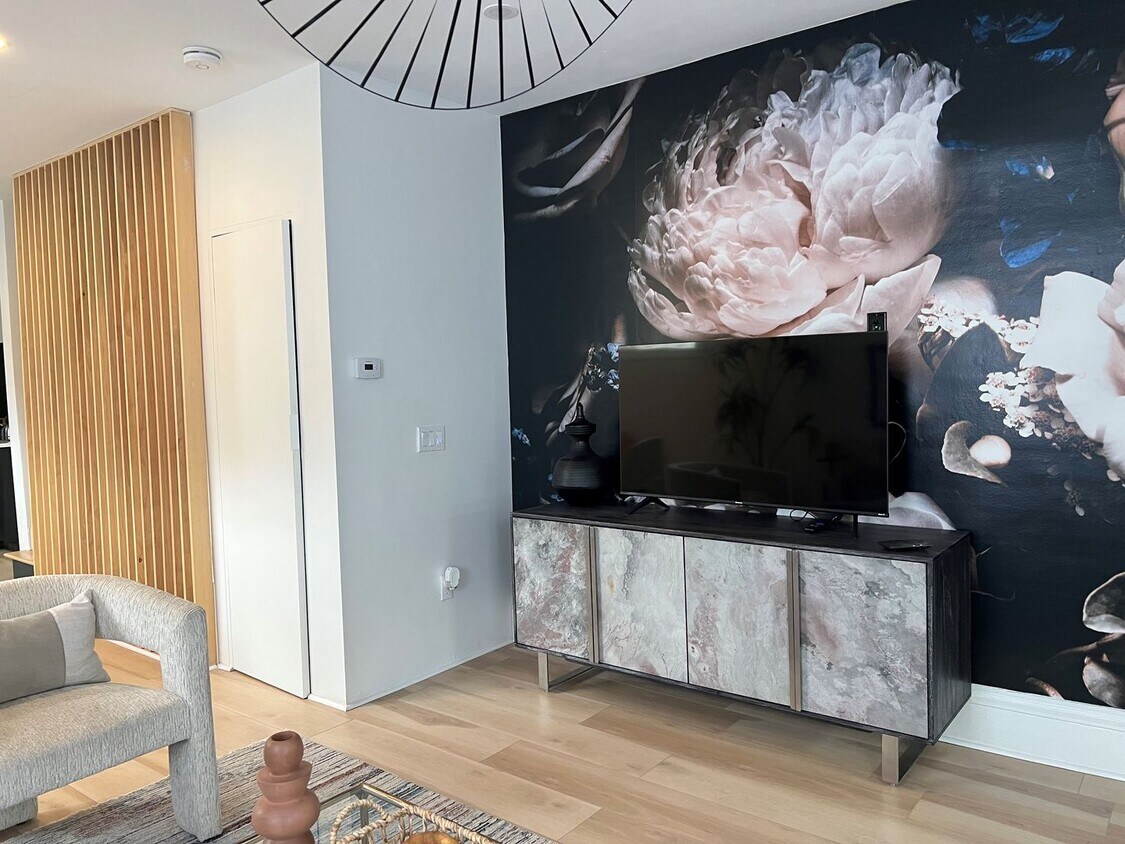 Primary Photo - Gorgeous three bedroom in the heart of Par...