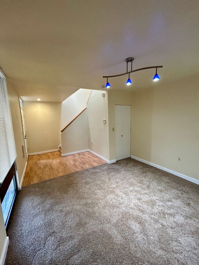 Building Photo - Spacious 2-Bedroom/2 Bath Bi-Level Garden ...