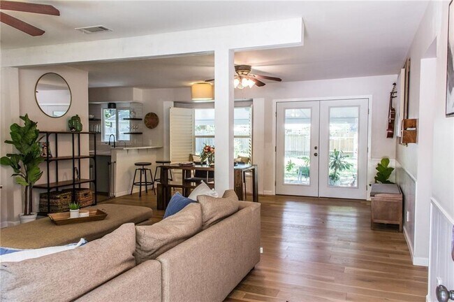 Building Photo - 8101 Logwood Dr