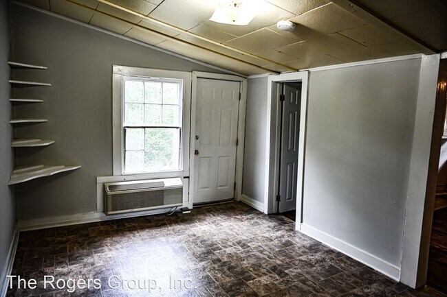 Building Photo - 3 br, 1 bath House - 902 Elm St