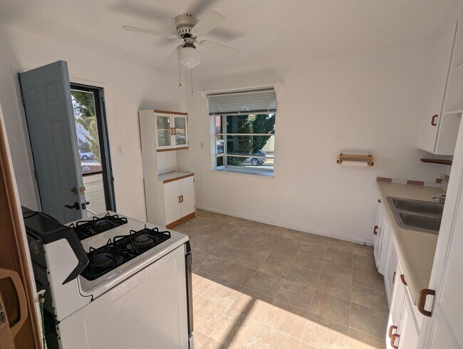 Building Photo - Charming 2bd 1 bath duplex