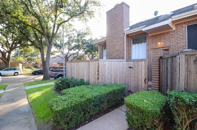 Building Photo - 13828 Hollowgreen Dr