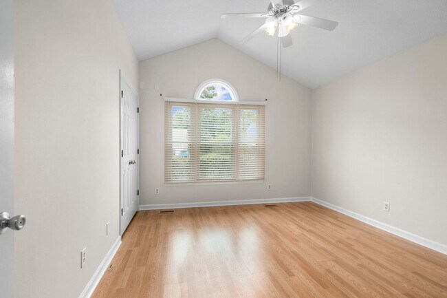Building Photo - 6180 Lakeway Dr