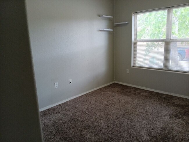 Building Photo - Beautiful 3-Bedroom, 2 Bathroom Located in...