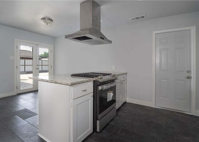 Building Photo - 4013 Kingston Dr