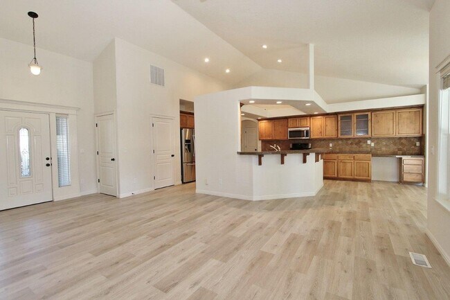 Building Photo - Stunning Home w/Open Floor-plan