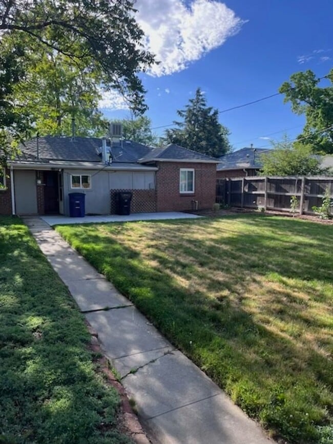 Building Photo - 2541 Oneida St