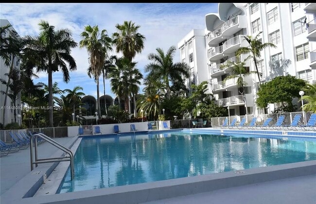 Foto del edificio - 492 NW 165th Street Rd