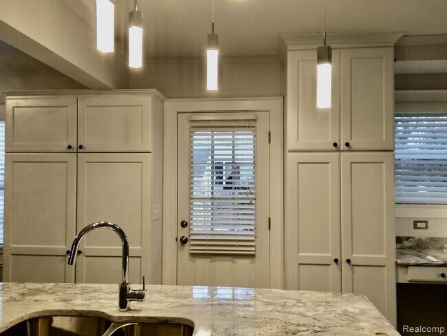 Building Photo - 115 E Lincoln St