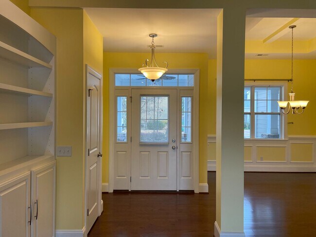 Foto del edificio - Beautiful 3 bedroom/2 bath home with sunroom and finished room over garage!