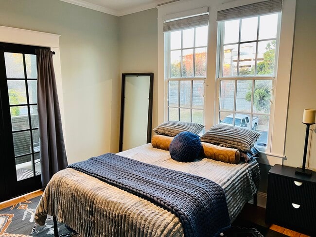 Building Photo - 943 N Ormewood Park Dr SE