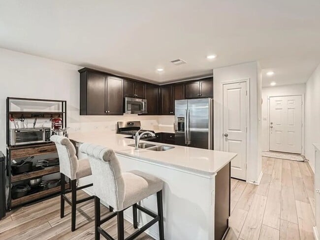 Foto del edificio - 3 bed 2 bath house with a fenced in backyard