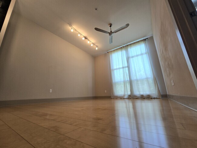 Foto del edificio - 1320 Robert Browning St