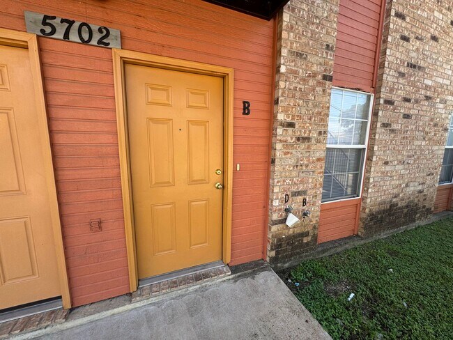 Foto del edificio - 5702 Greengate Dr