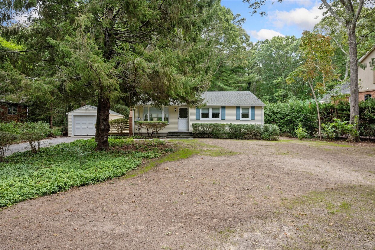 Primary Photo - 115 W Cove Rd