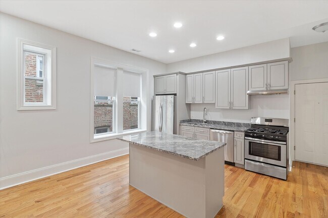 Building Photo - 2807 S Lawndale Ave