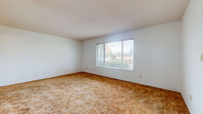 Building Photo - 827 N Armstrong Ave