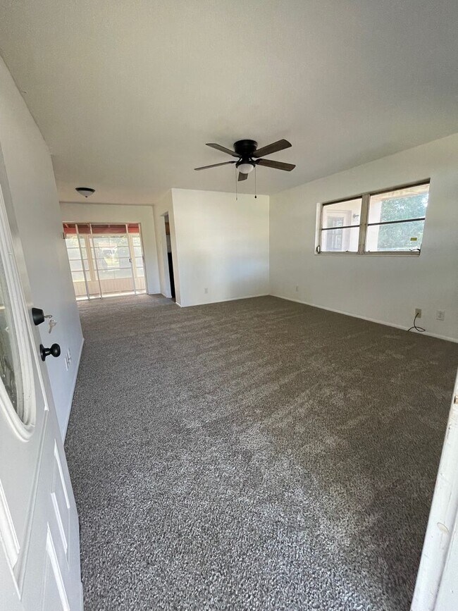 Foto del edificio - 3 Bed 1 Bath Home | Pet Friendly Fenced Yard | Washer Dryer Hook Ups | Section 8 Welcome