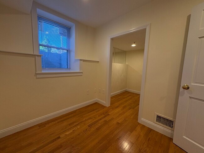 Building Photo - 1824 Beacon St