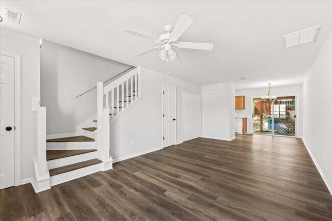 Building Photo - 2 Bedrooms Townhouse