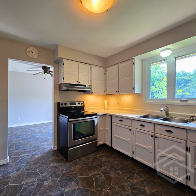 Building Photo - 3-Bedroom House in Tillsonburg!!