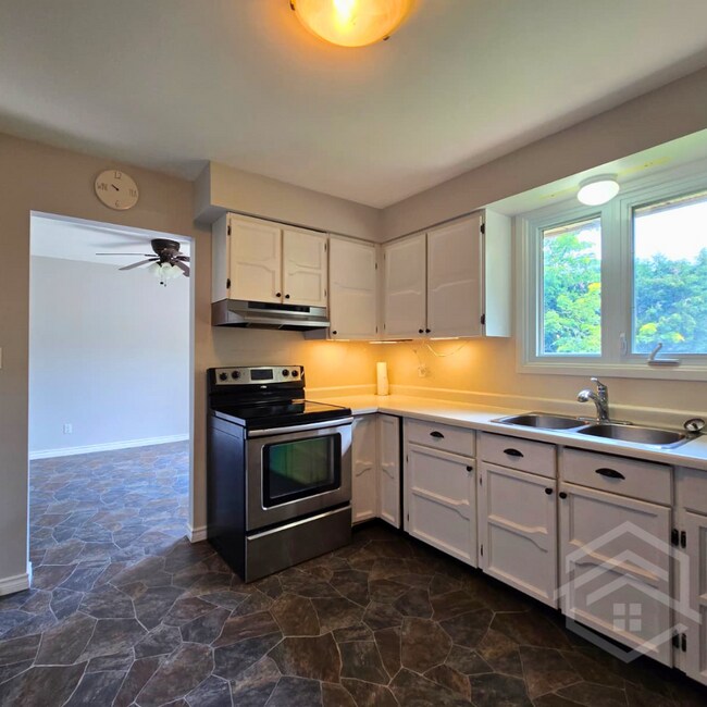 Photo du bâtiment - 3-Bedroom House in Tillsonburg!!