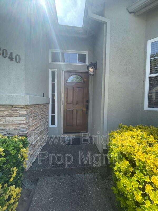 Building Photo - 12040 Gold Pointe Ln