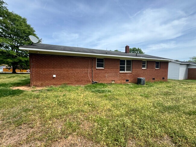 Foto del edificio - 3/1 House in Shelby, NC - still working on the house