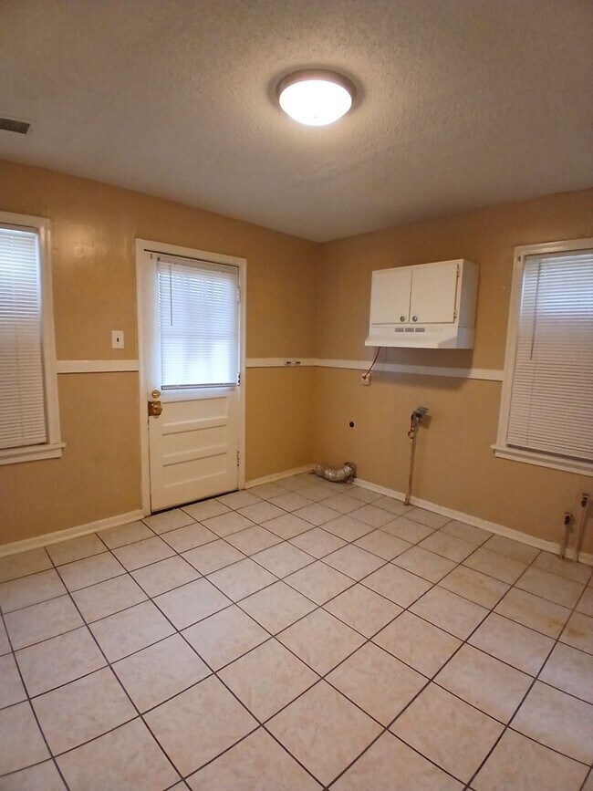 Foto del edificio - Spacious 2 Bedroom, 1 Bath | Binghampton - Open To Section 8