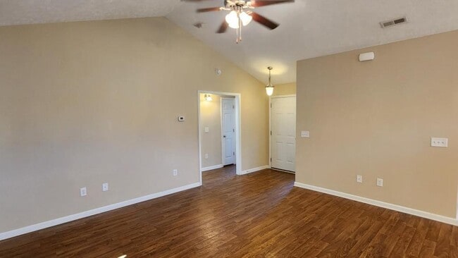 Foto del edificio - 165 Woodland Pk Lp