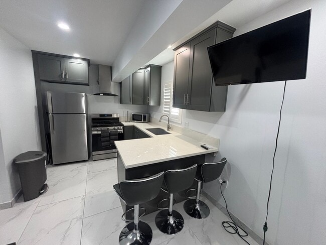 Building Photo - Remodeled 1-Bedroom ADU with All Utilities Included in Pacoima!