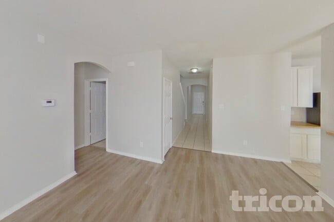 Building Photo - 3005 Glenrose Dr